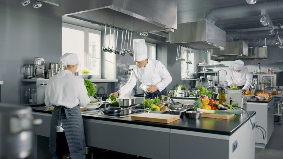Jak utrzymac czystosc i porzadek w profesjonalnej gastronomii – poradnik